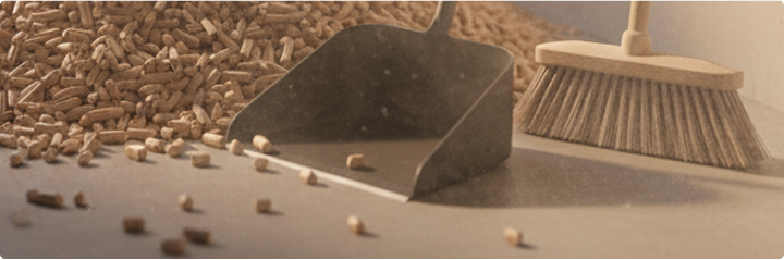 Pelletslager mit einem Besen und Kehrblech