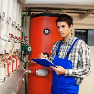 Heizungsinstallateur überprüft moderne Heizungsanlage – Fokus auf effiziente Wärmetechnik und Energiemanagement